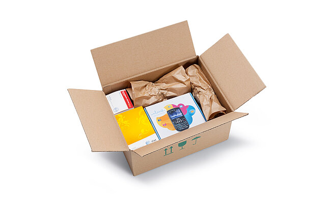 Ein Karton mit einer Handyverpackung und braunen Papierpolstern